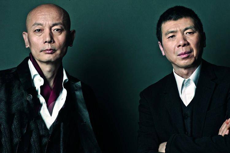 葛优被粉丝困住热情签名 ,直到冯小刚出来帮他解围!_明星_互动_保护