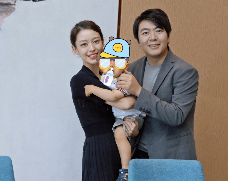 郎朗为母庆70岁生日,郎妈收超大捧红玫瑰,贵气优雅看着像50_吉娜_妈妈