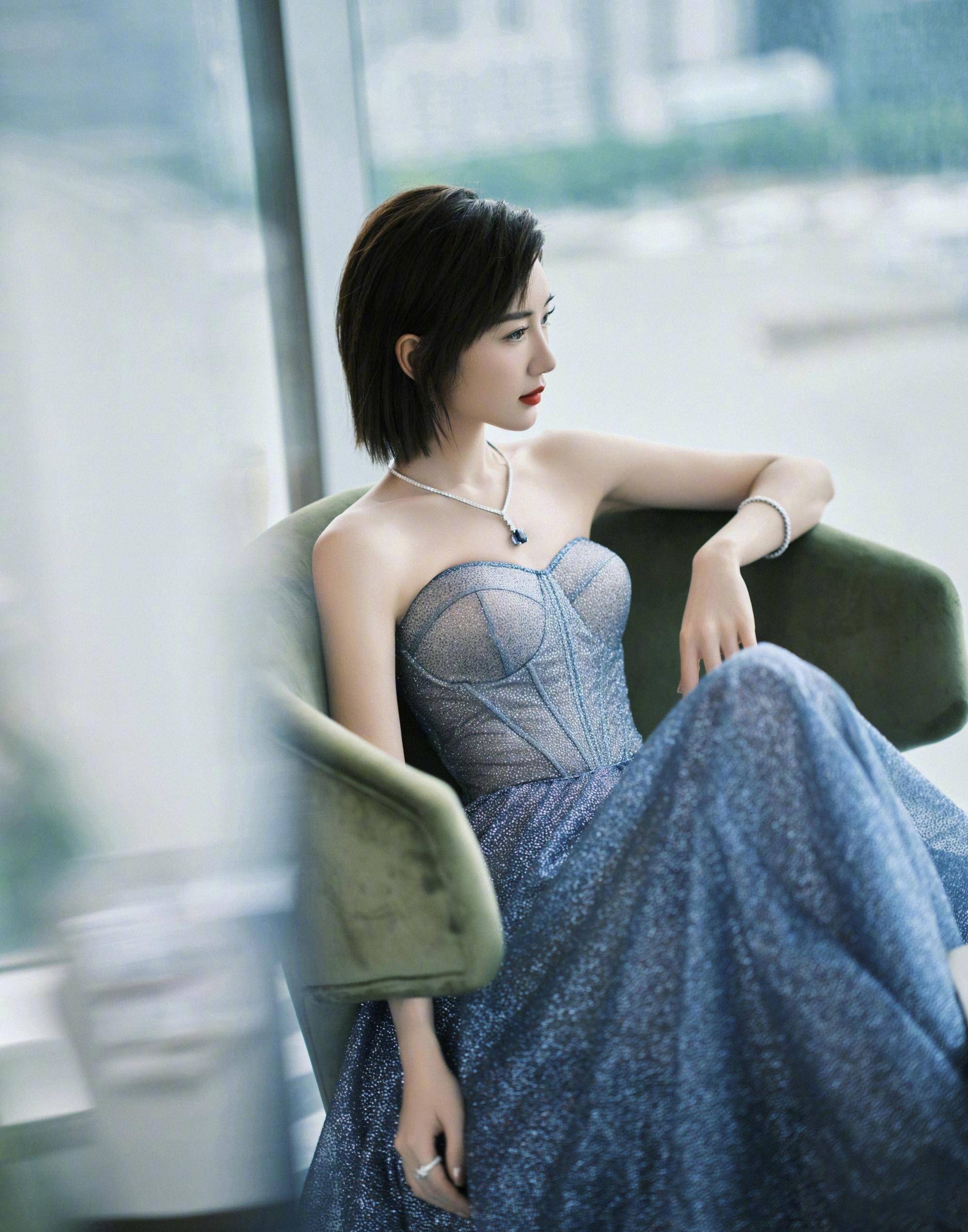 毛晓彤:妩媚迷人,娇小妹子穿仙女甜美风!