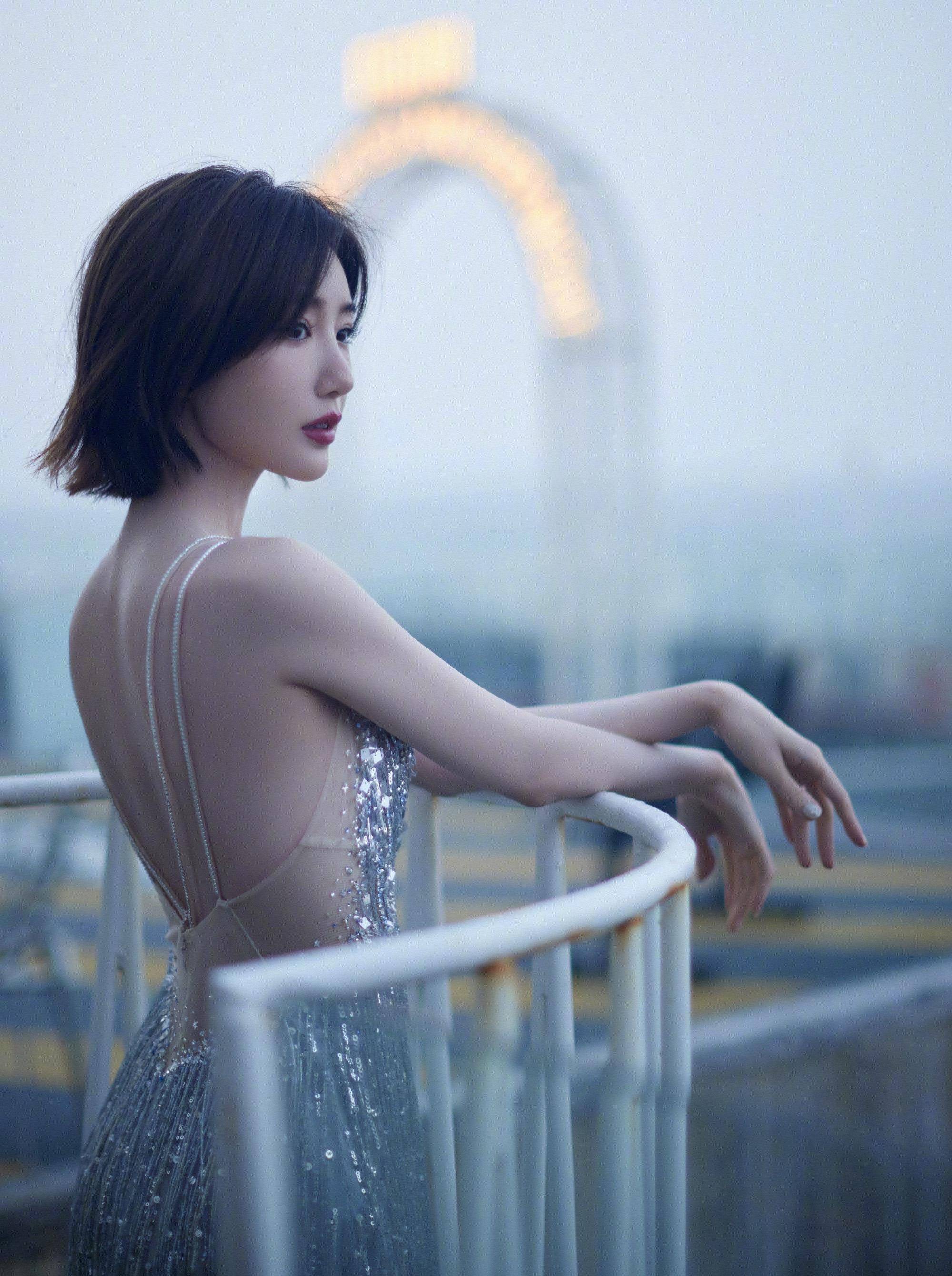 毛晓彤被称为"礼服中的女王",深v裙的她端庄可爱,腰臀比例惊人_流苏