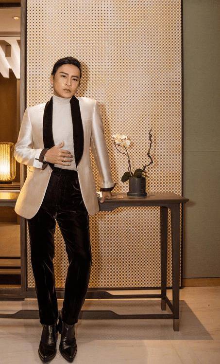 陈志朋终于正常穿衣,西装搭配马尾造型神似张国荣,有被惊艳到_黑色