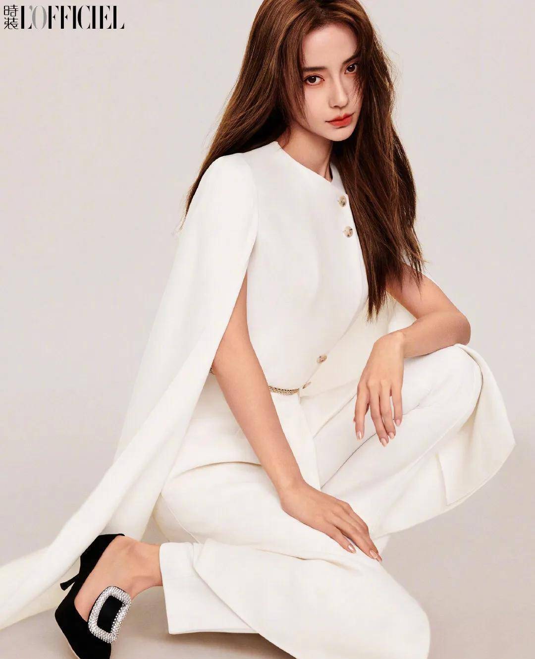 angelababy杨颖《时装》杂志大片曝光,多套look切换,反差迷人_短发