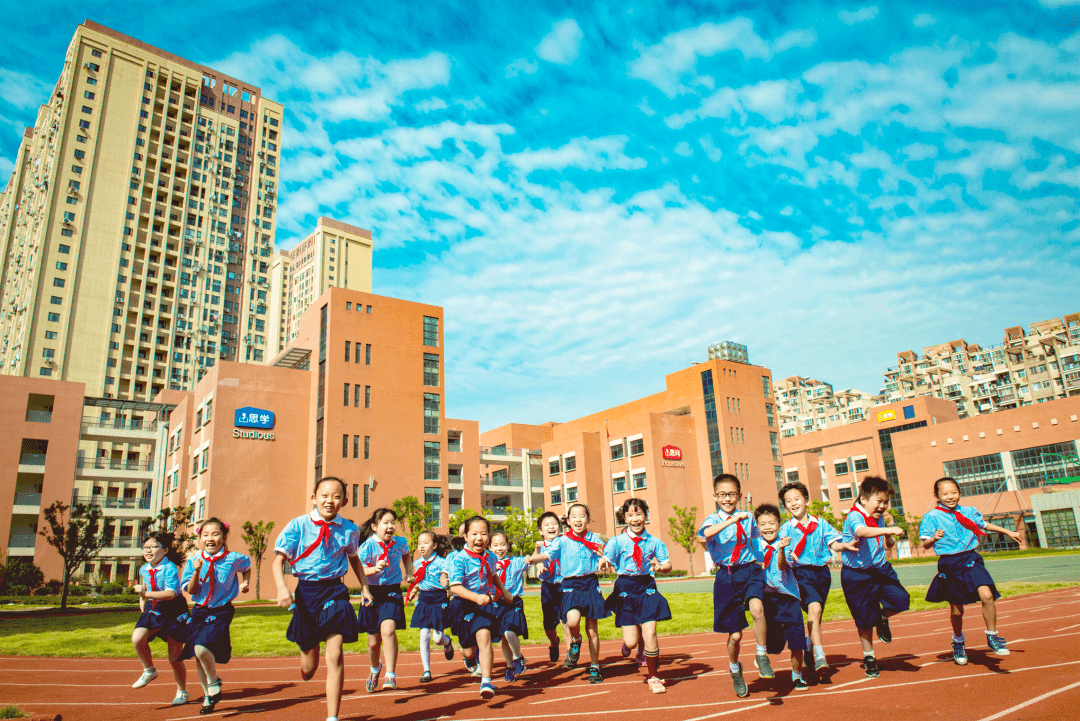 并与周边实验系幼儿园,中学开展中小幼学段教育衔接,实现博雅教育与