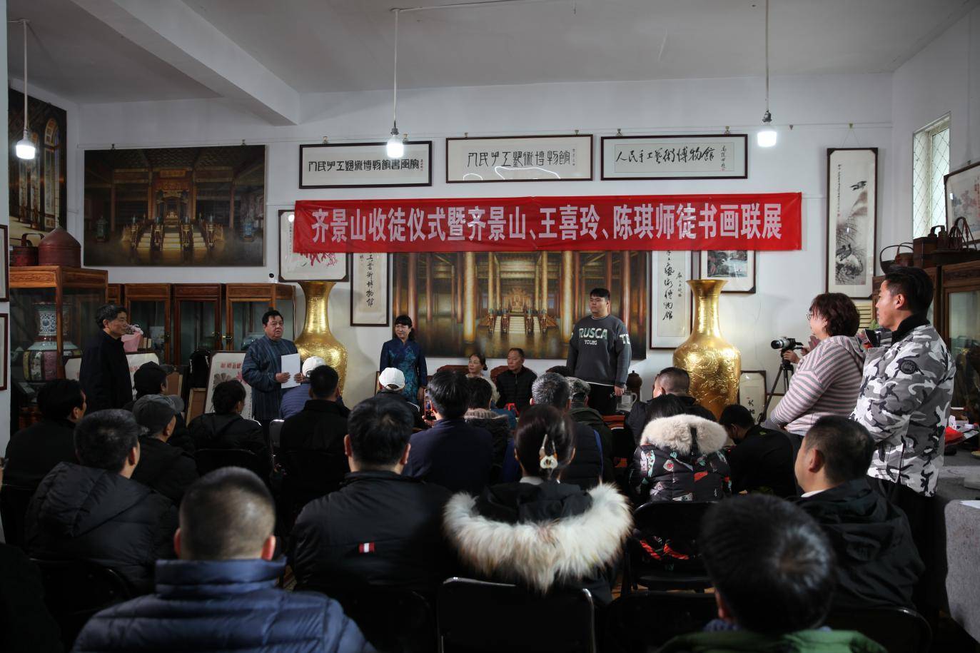 著名相声大师李金斗担任拜师仪式主持,首先介绍齐景山先生艺术史略和