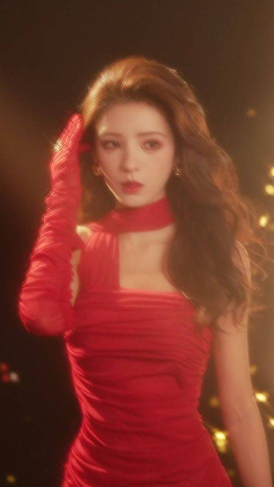 张予曦穿红裙复古美艳 一头卷发变身港风美人