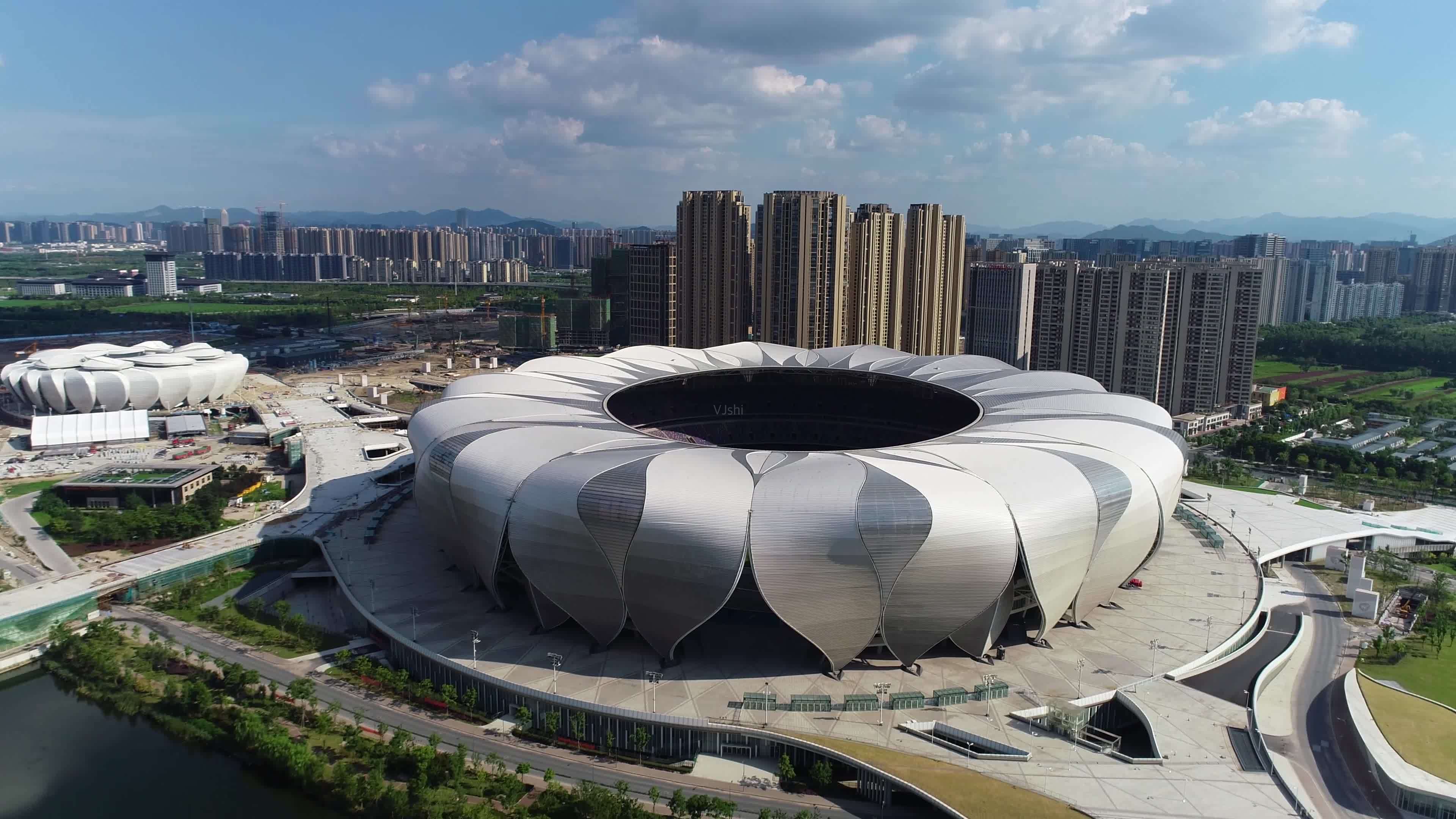 浙江最大的体育场之一,是杭州城市新地标,灵感来源于钱塘江潮水