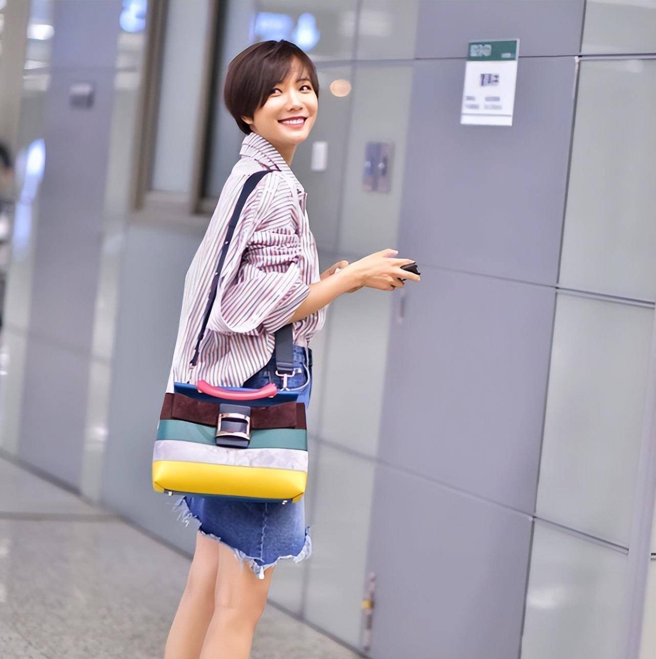 "大水桶"牛仔短裤搭配病号服,王珞丹最传神迷人笑容!_时尚_女孩_衣服