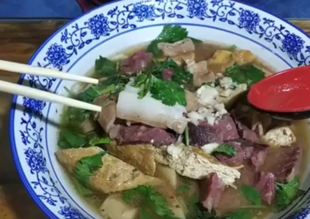 大哥天津卖“卤煮火烧”一份18元，生意火爆！网友：量和汤是亮点(图5)