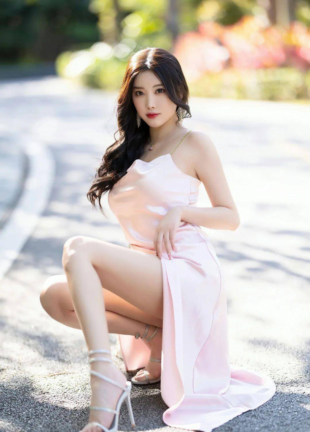 杨晨晨最爱的粉丝缎面吊带裙,修身纤细,展现绝妙魅力!