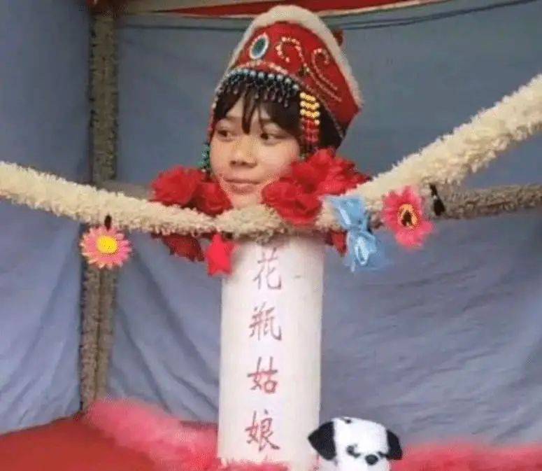 90年代，没有四肢、长在瓶子里的“花瓶姑娘”是怎么骗人的？如今谜底终于