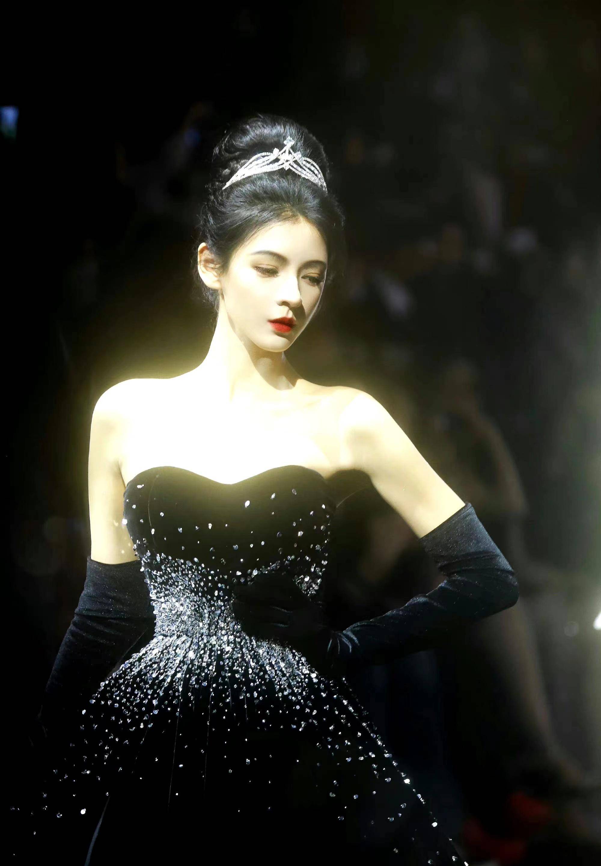 张予曦身穿黑钻抹胸礼服,头戴王冠走上海时装周t台,优雅迷人!