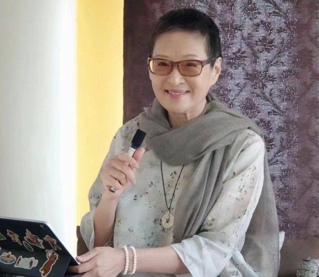70岁胡因梦亲身示范:女人上了年纪留短发,穿新中式,老了也优雅_女性