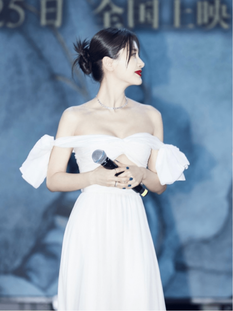 女星集体状态反弹:杨幂酥胸,秦岚翘臀,"大嫂"身材火辣太养眼_柳岩