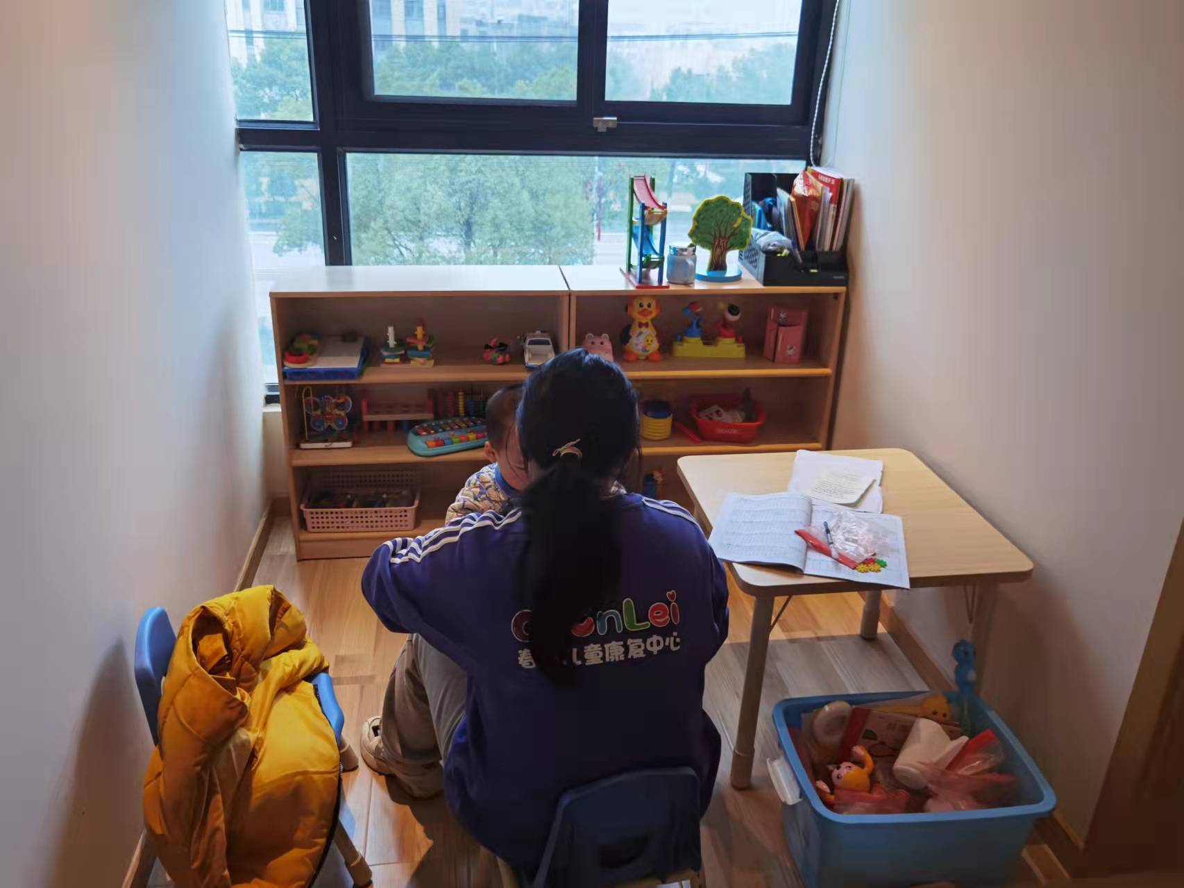 长沙自闭症机构_长沙自闭症学校_春蕾儿童康复中心_进行_孩子_干预