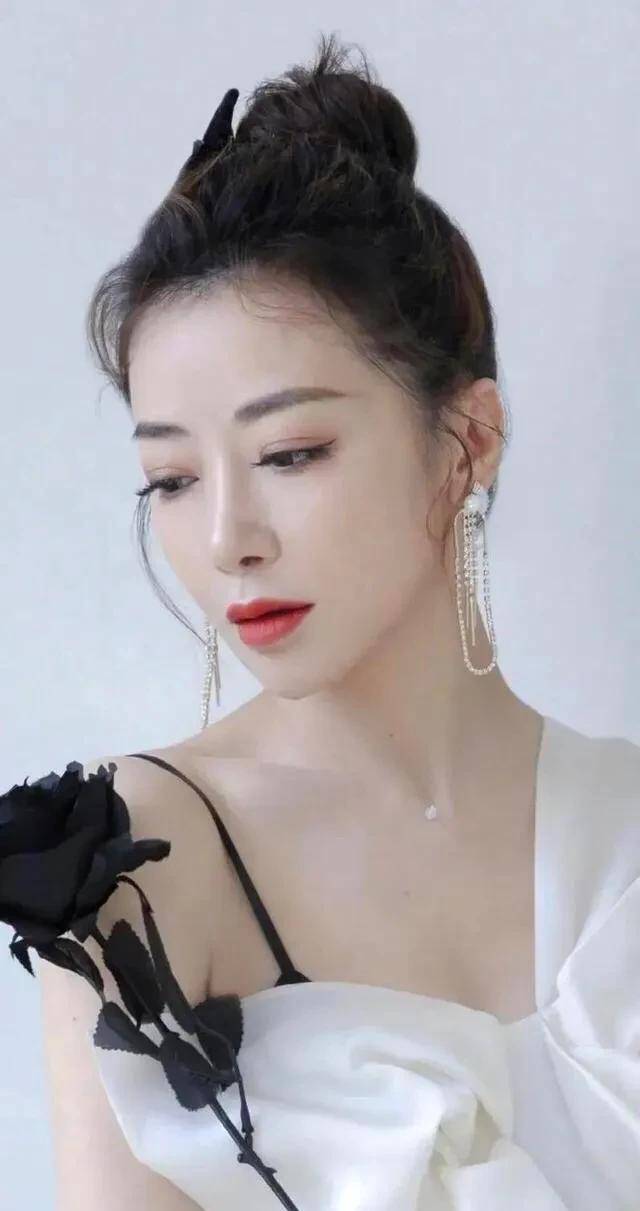 陈紫函1975年4月2日出生于重庆,祖籍湖北省武汉市黄陂区.