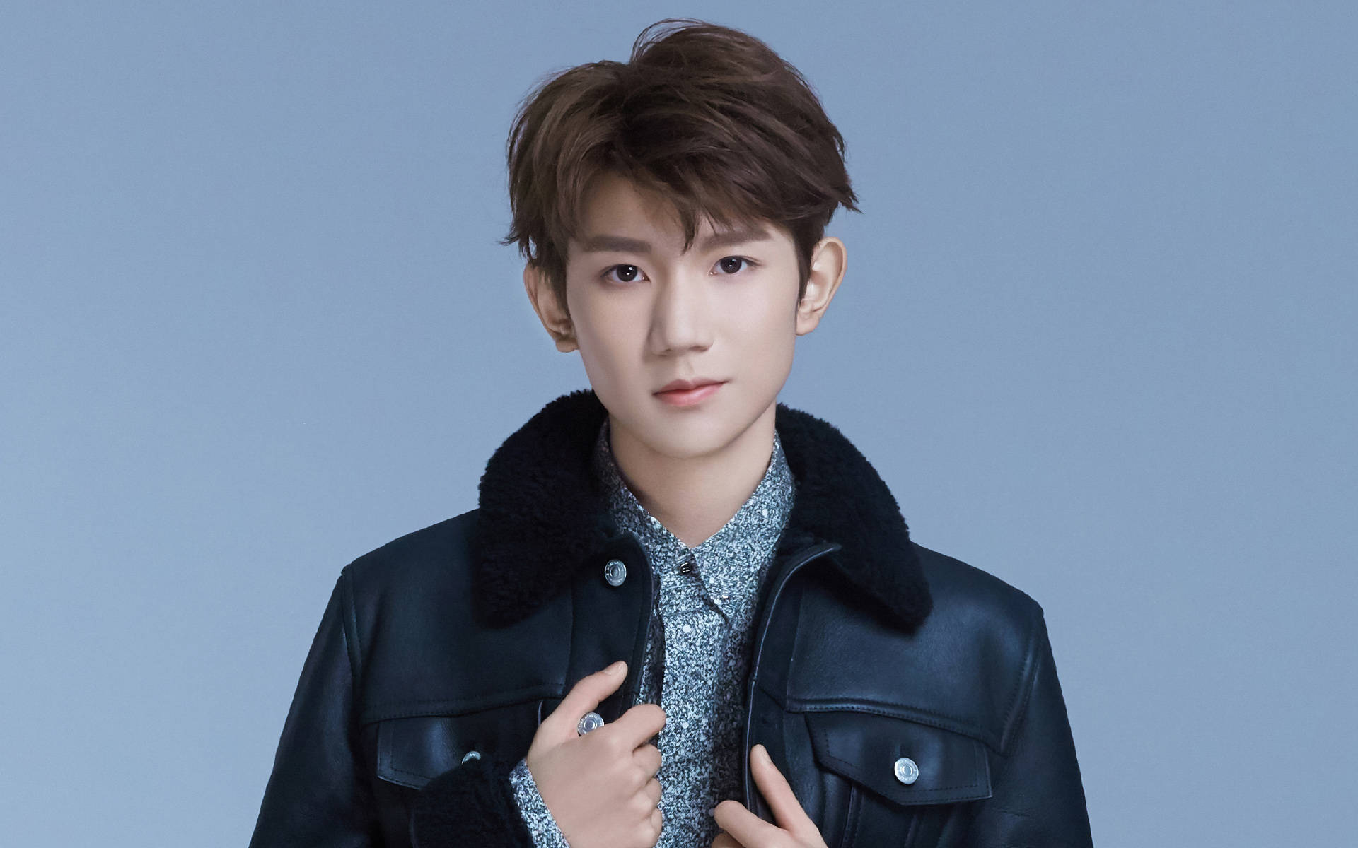 王源回国"肿胀"亮相,引发恋情和"生图诈骗"争议_明星_网友_事业