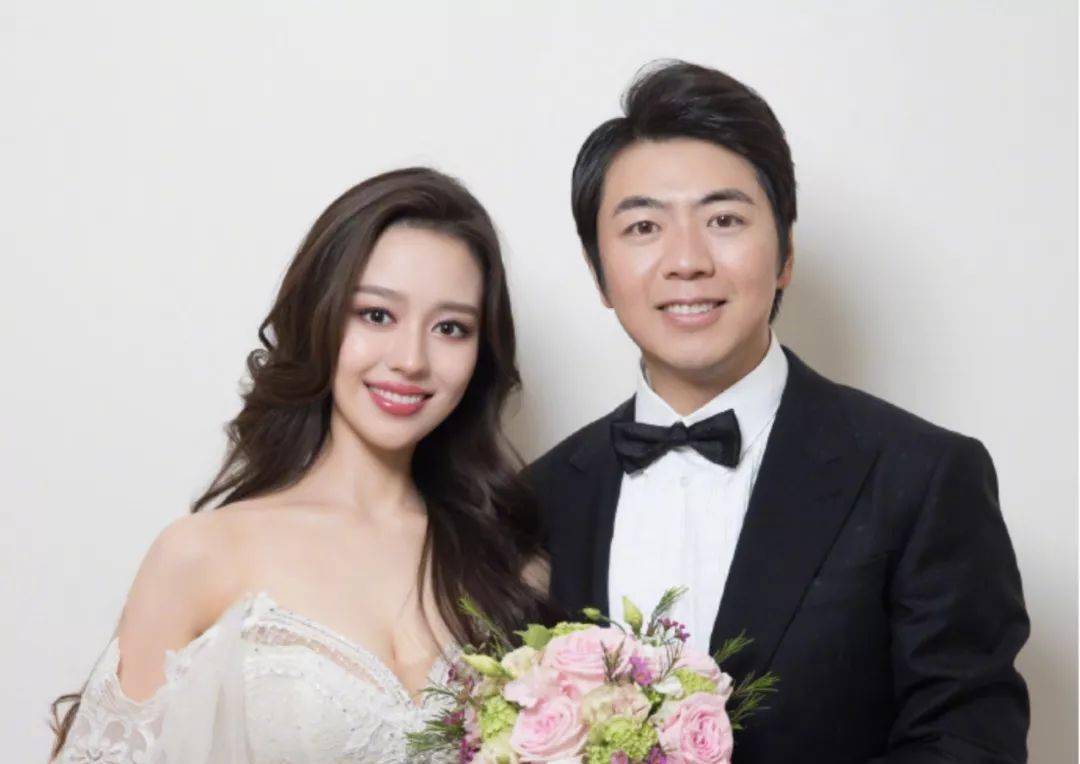 30岁吉娜推婴儿车现身机场,穿千元外套一路小跑,丈夫不在身边_郎朗