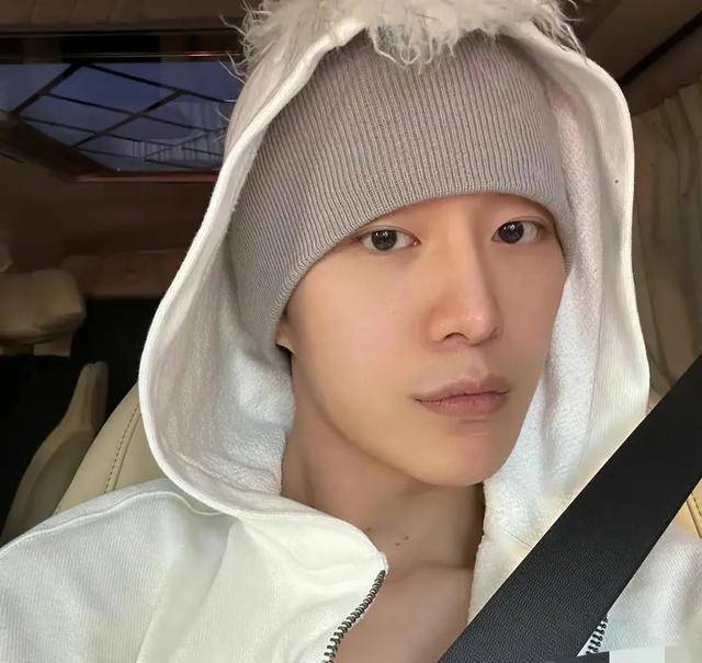 王鹤棣居然有纹身,盘点还有哪些明星有纹身呢,赵丽颖也有耶_大腿_吉祥