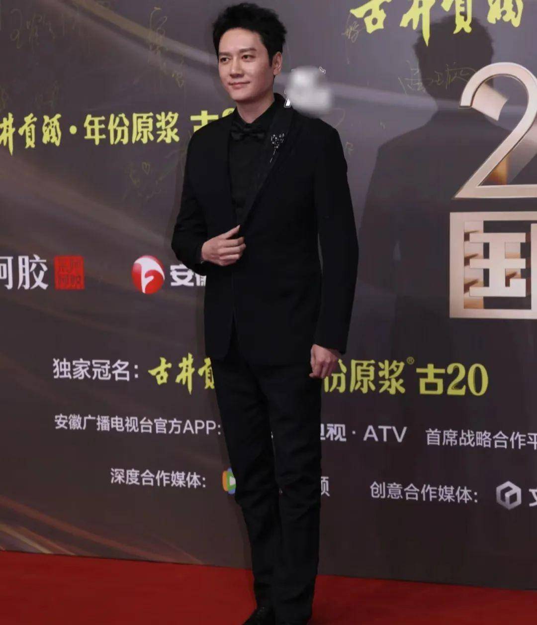 至于面部图像,冯绍峰的黑眼圈清晰可见,眼角有很多细纹,嘴角下垂.