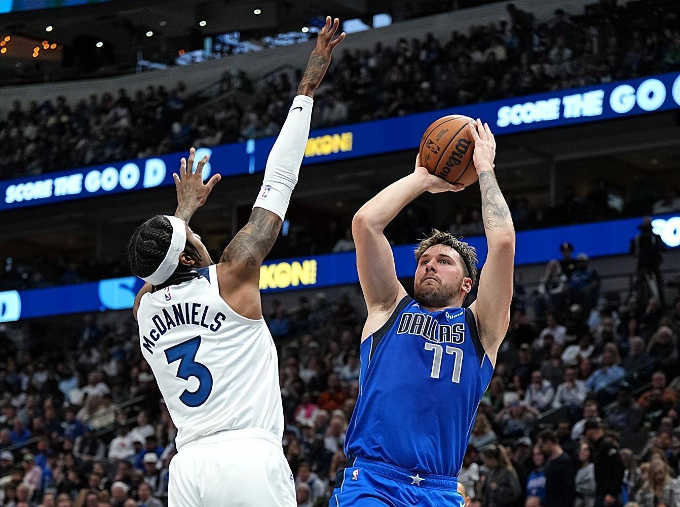 第一节比赛,格威三分,康利上篮回应,东契奇连续得分,莱夫利扣篮