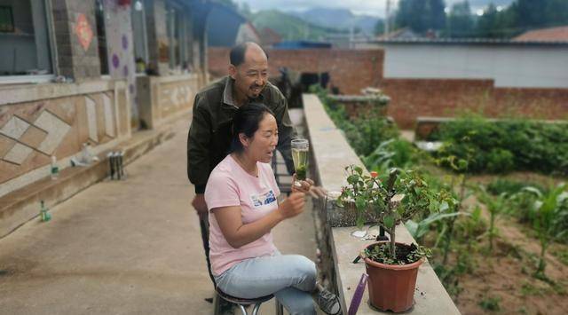"守山大叔"于新伟:天使踹了他的脸,却又亲吻了他的嗓子