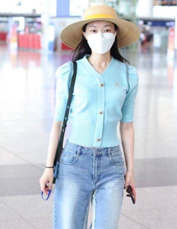 "彩虹纹"宽松牛仔裤与年轻女性服饰结合,宋轶尽显少妇魅力!