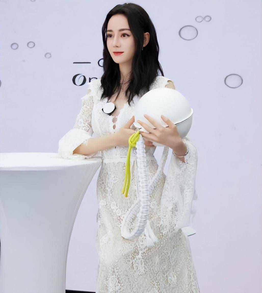 迪丽热巴带货直播:大五官真的不抗老,五官与造型越来越商业化_长相
