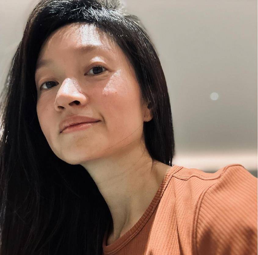 许久没有上路的沈佳妮晒出了一张自己素颜的照片.