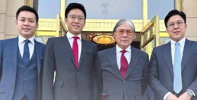 霍启刚三兄弟现身参加活动,霍启山颜值抢镜,笑容满面_kimi_观众