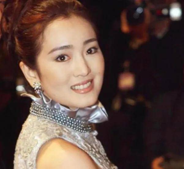 巩俐:嫁71岁国外老头,成为他的第四任女子,她究竟在求什么?