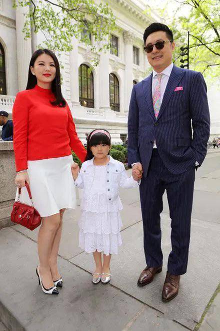 全家福王岳伦本是一个富二代,过着无忧无虑的生活,自从娶了女强人李湘