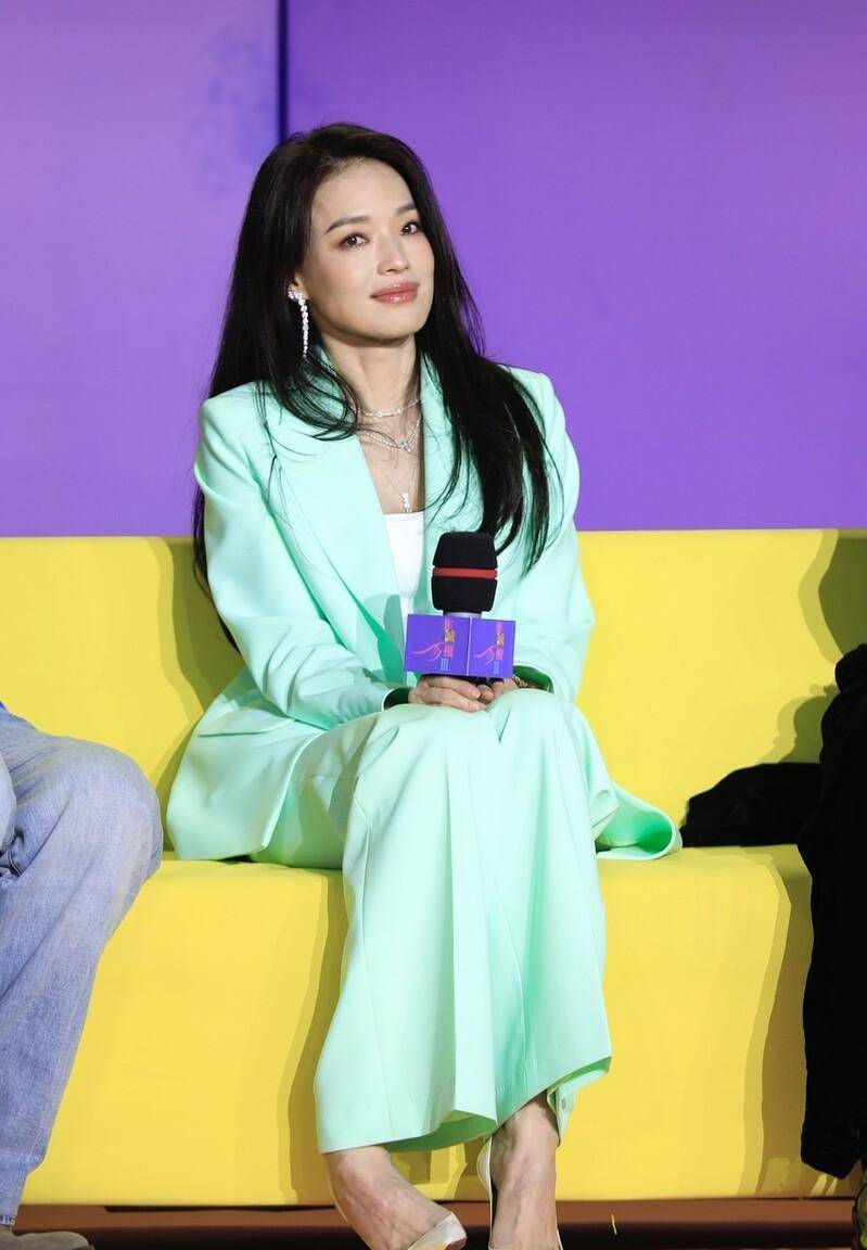 看起来更年轻,我们在日常穿搭中也可以尝试选择舒淇的服装模板