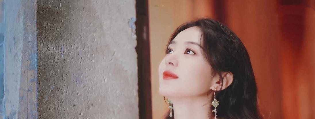 赵丽颖罕晒与儿子合照,4岁想想依偎妈妈身上玩耍,可爱又乖巧_孩子