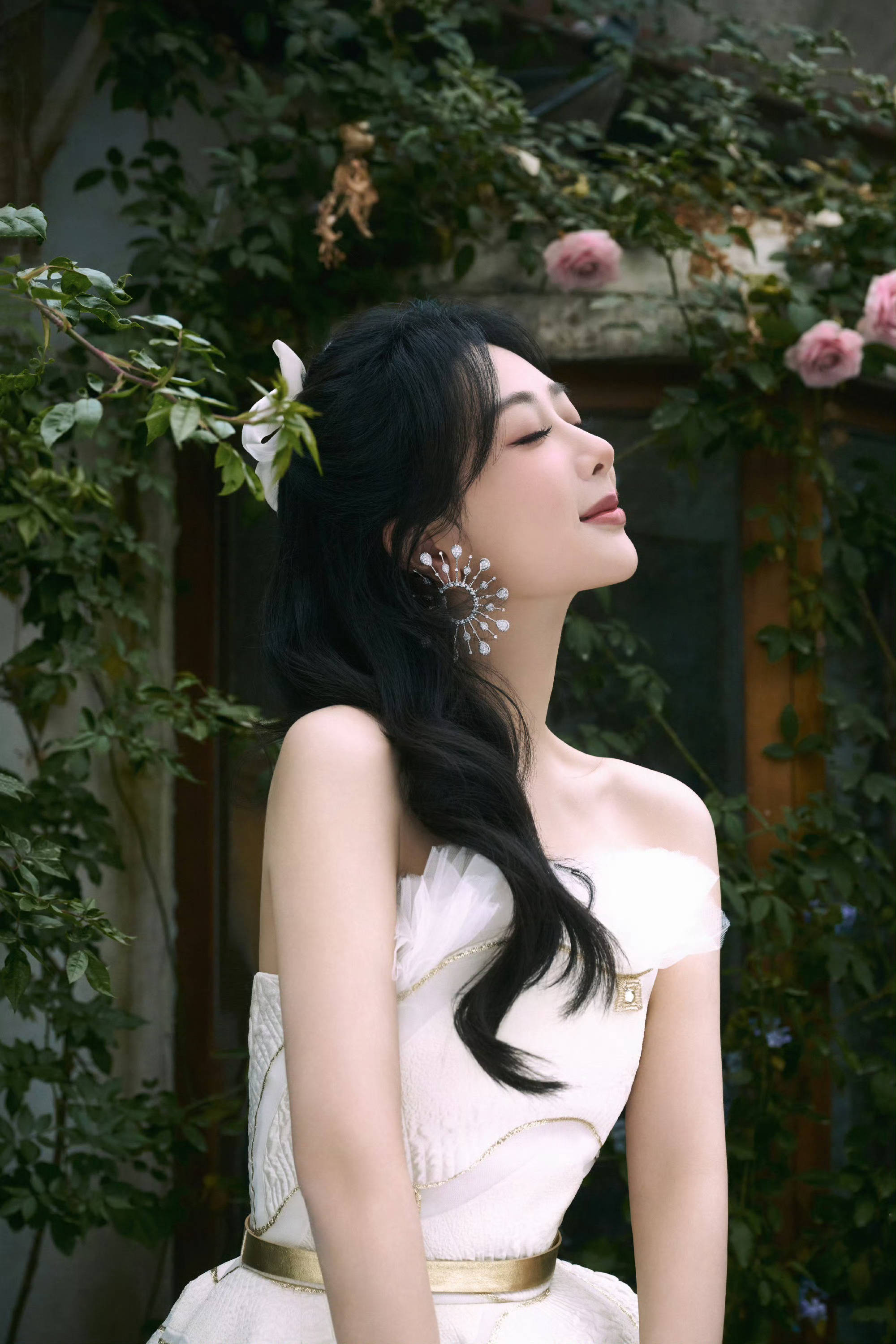 杨紫白色抹胸礼服造型 展现冬日静谧之美_风格_风妆_流转