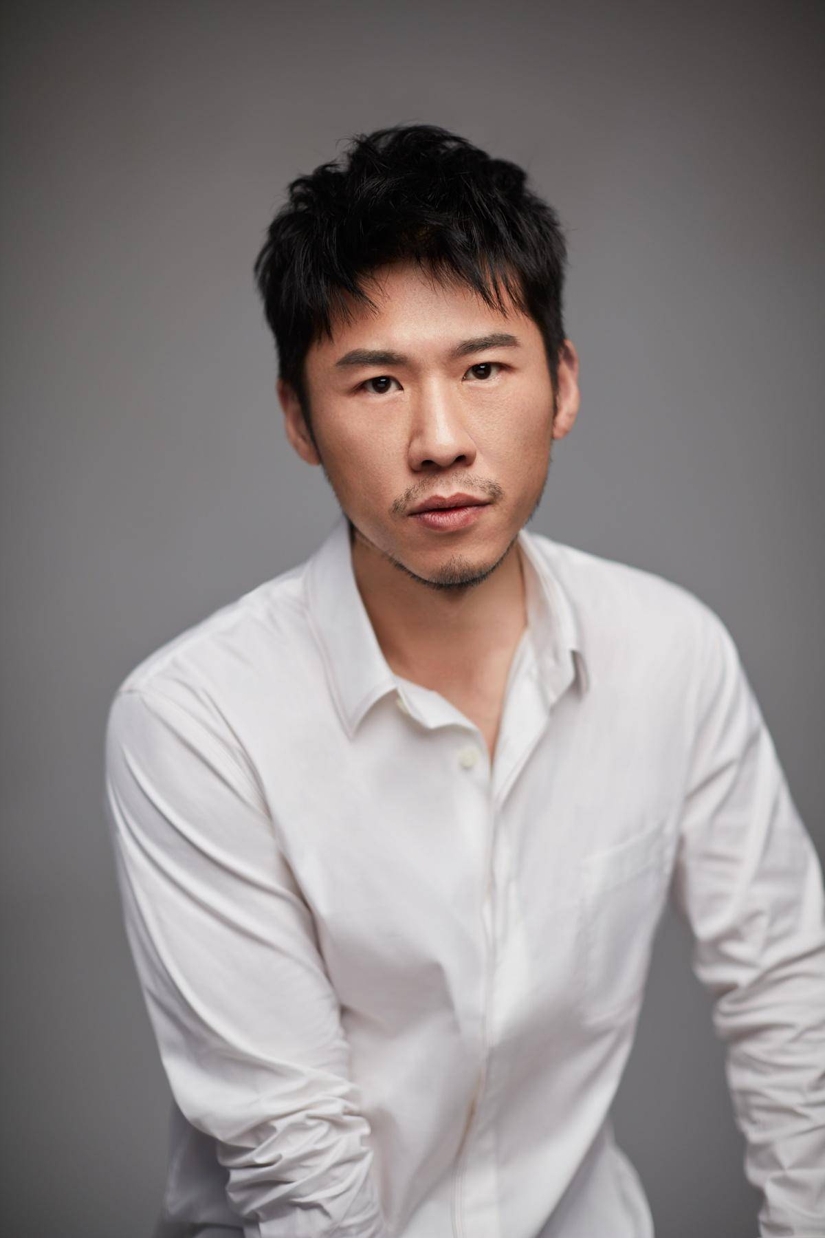 演员王骁:40岁走红,娶平凡妻子生一女,是母亲王馥荔的骄傲_父母_妈妈