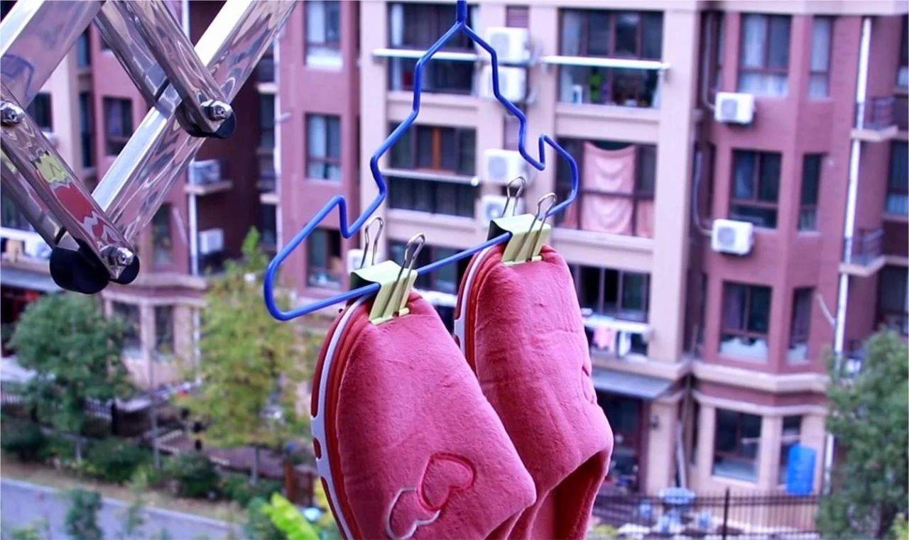 为了解决这个问题,我们可以使用燕尾夹和挂钩来收纳脸盆.