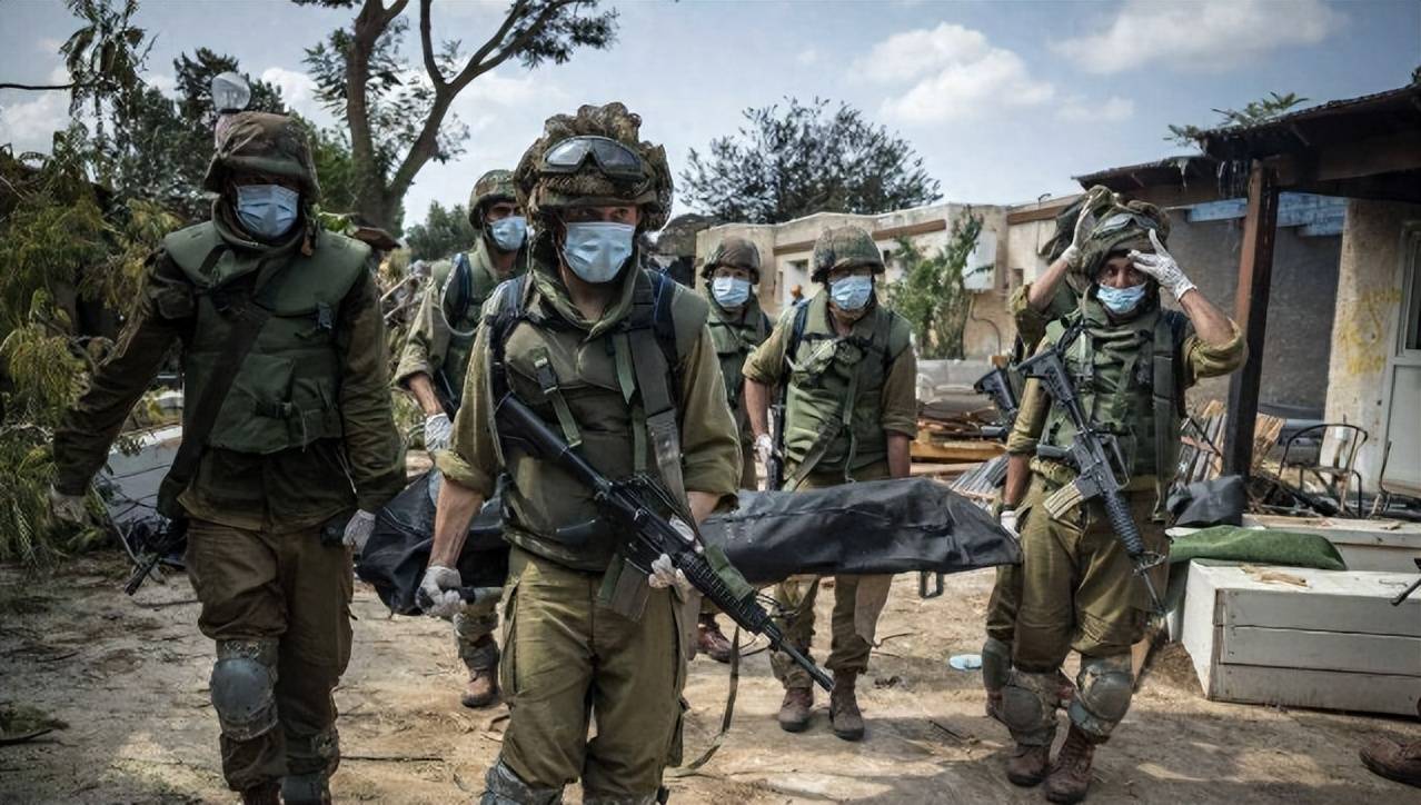 图为以军士兵运回阵亡者的尸体哈马斯对以色列军队发起连环伏击,致使