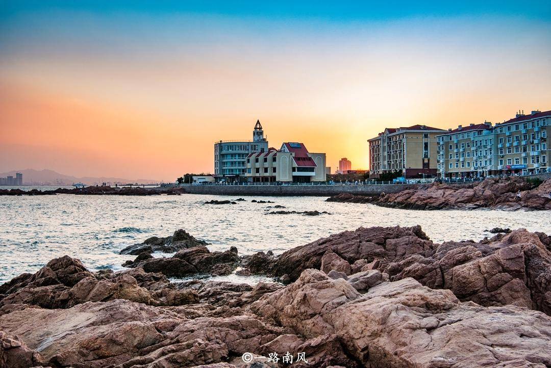 而是海岸探入青島灣深處的海堤,中間還有人工碼頭,有往返小青島等地的