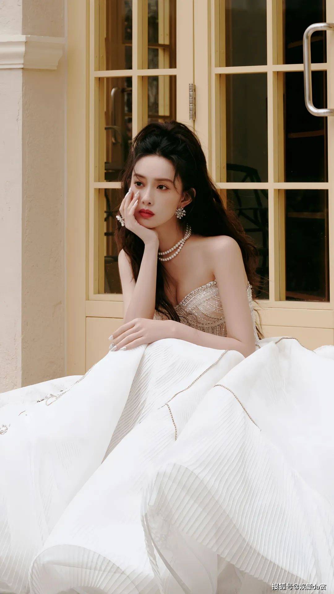 活动当天,孟子义身着这一件白色抹胸长裙,如同一朵婉约而不失优雅的