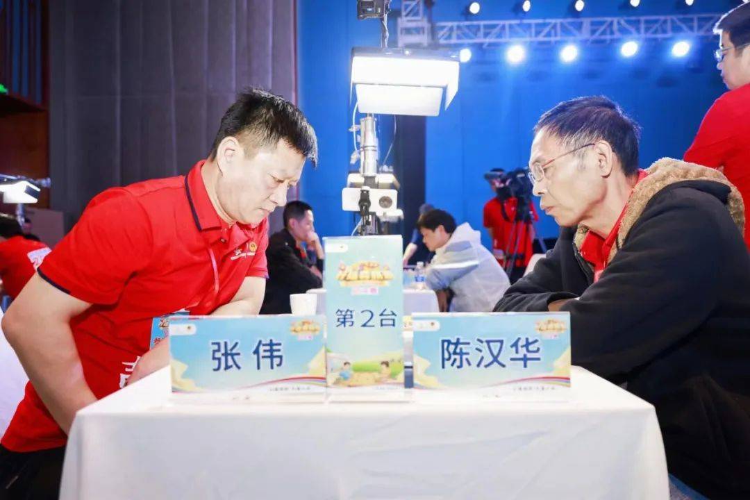 现场解说依然由全国棋友非常熟悉的赵玮和武文慧担任,两位大师妙语