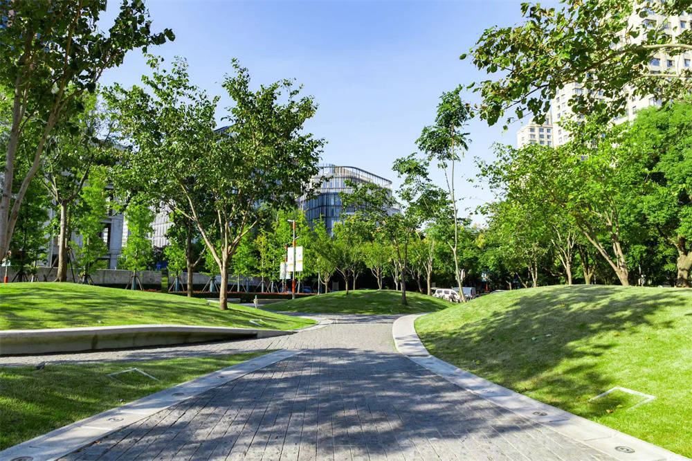 徐汇万科广场创意围挡亮相 “URBAN CARPET城市地毯”即将焕新_手机搜狐网