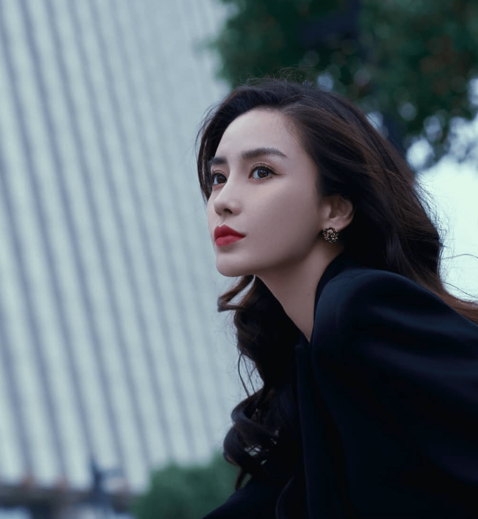 其实不只 angelababy,先前桂纶镁也被拍到在私人聚会抽烟跳舞,让外界