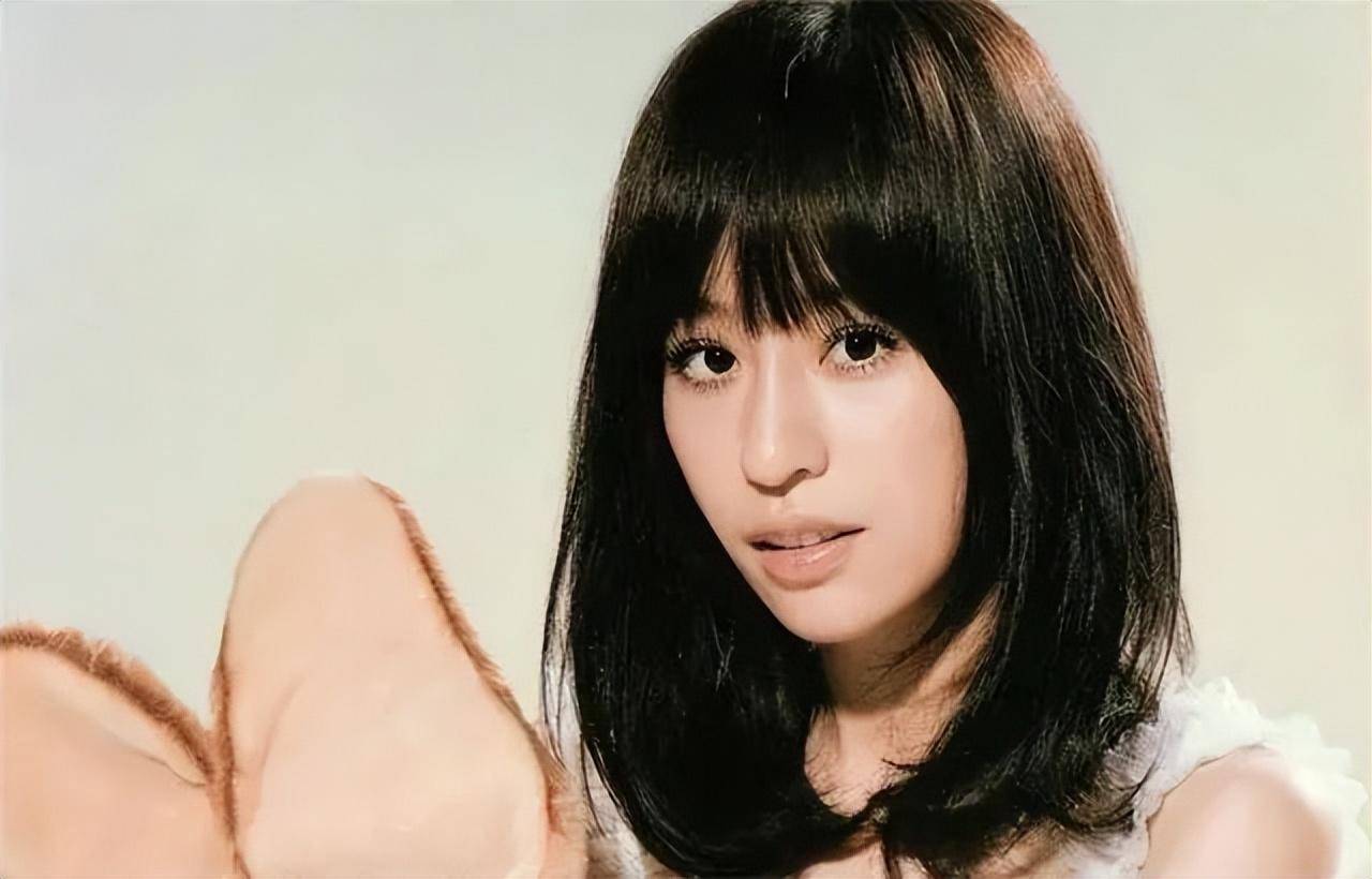 王心凌19岁节目照曝光,出生于单亲家庭,母爱让她安心做"教主"_妈妈