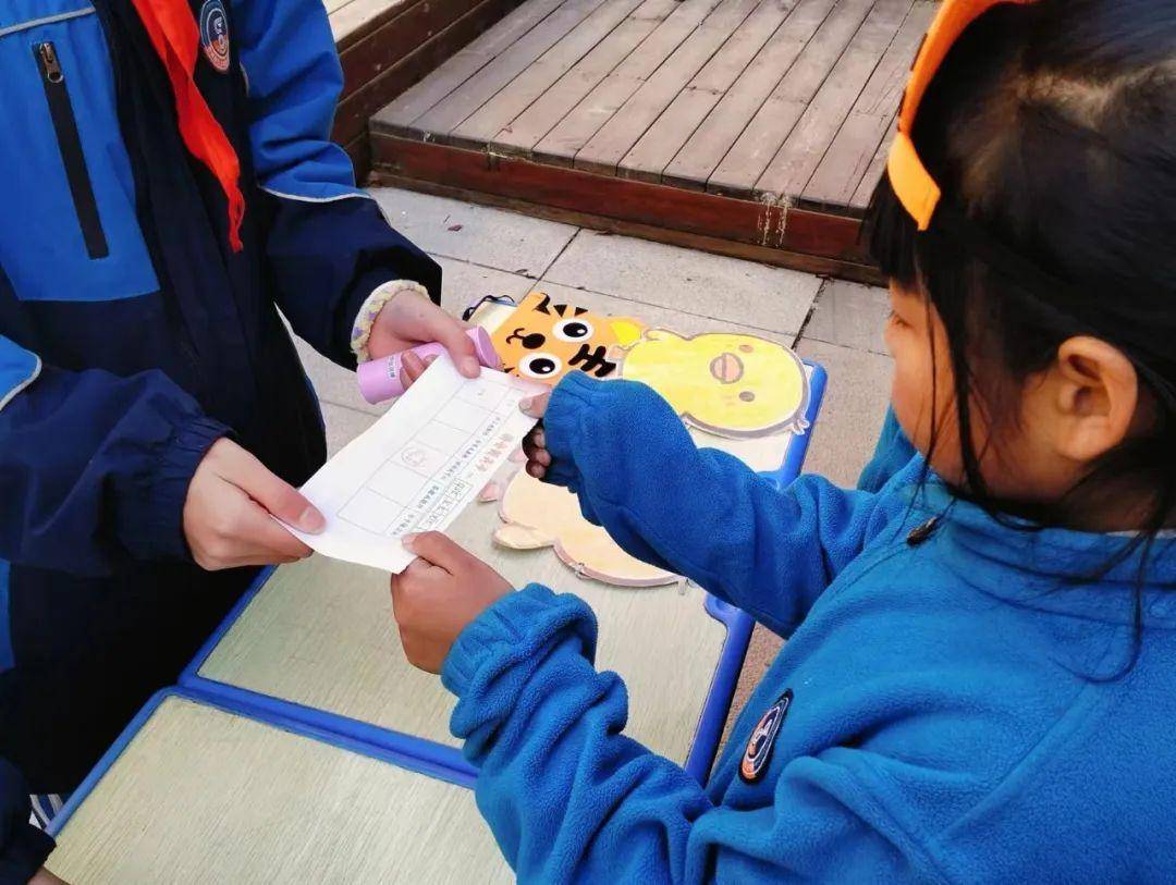 孩子们迎接挑战,在"拼音分分分"环节成为了最棒的邮递员.