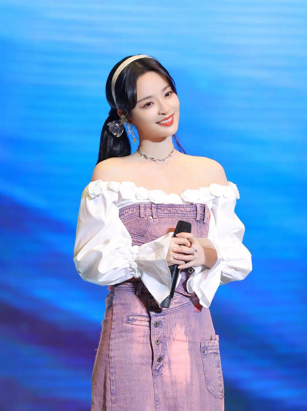 李莎旻子身穿牛仔交叠抹胸,搭配长款开叉牛仔半裙_时尚_lisa_服装