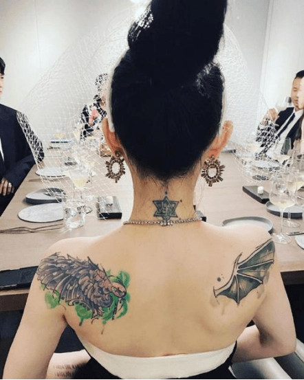 从化妆师发出的照片中也可以看到,大s戴着头纱,大方露出美背,后背纹身