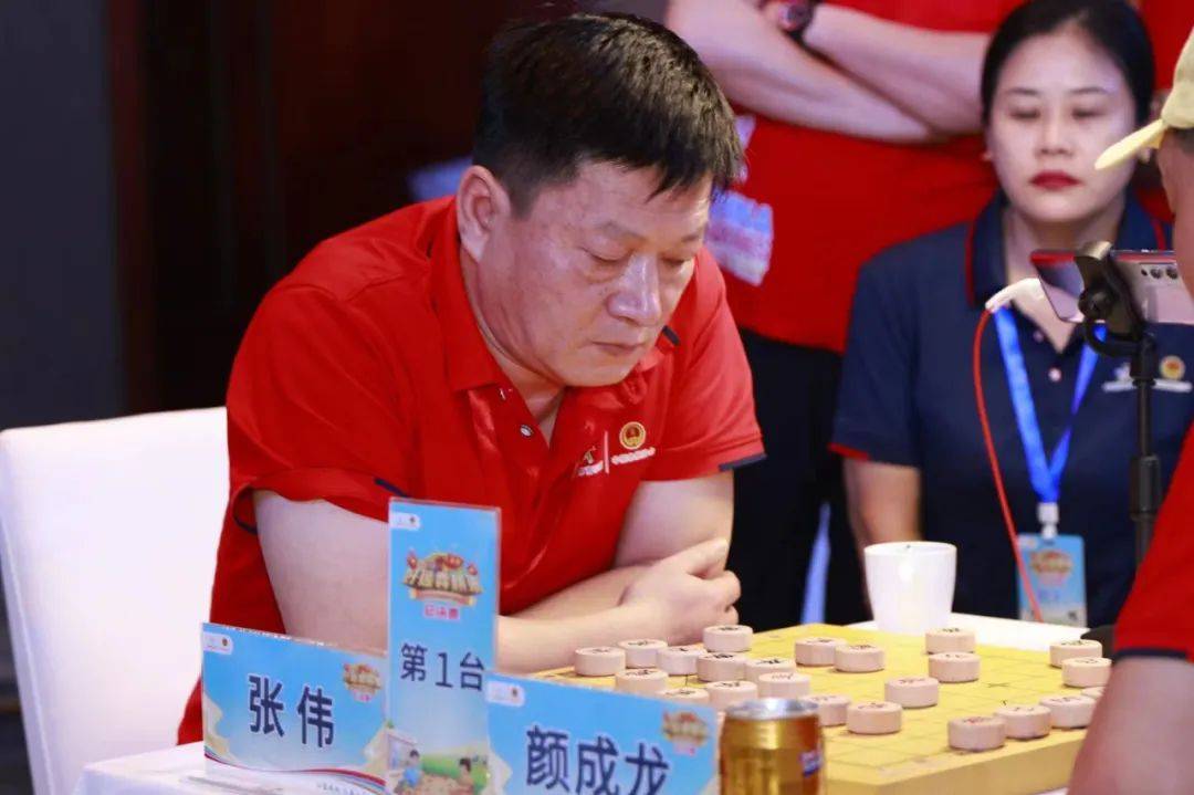 现场解说依然由全国棋友非常熟悉的赵玮和武文慧担任,两位大师妙语
