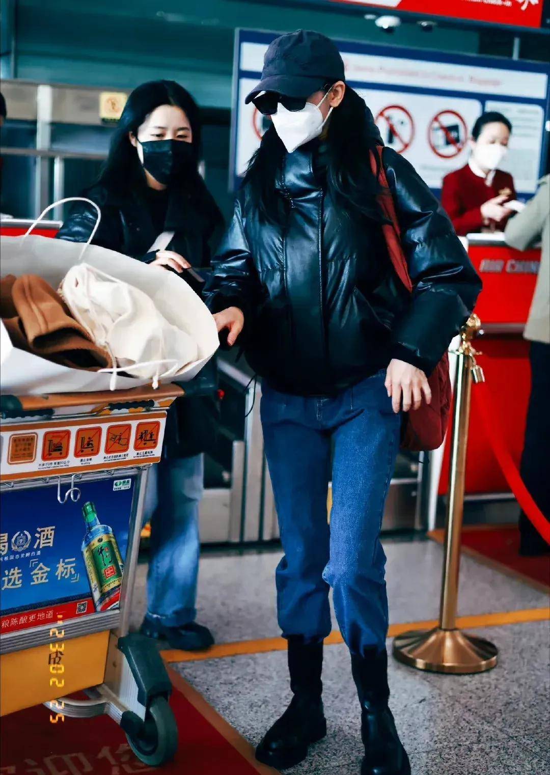 迪丽热巴身材纤细现身机场:谣言不攻自破_工作_羽绒服_剧中