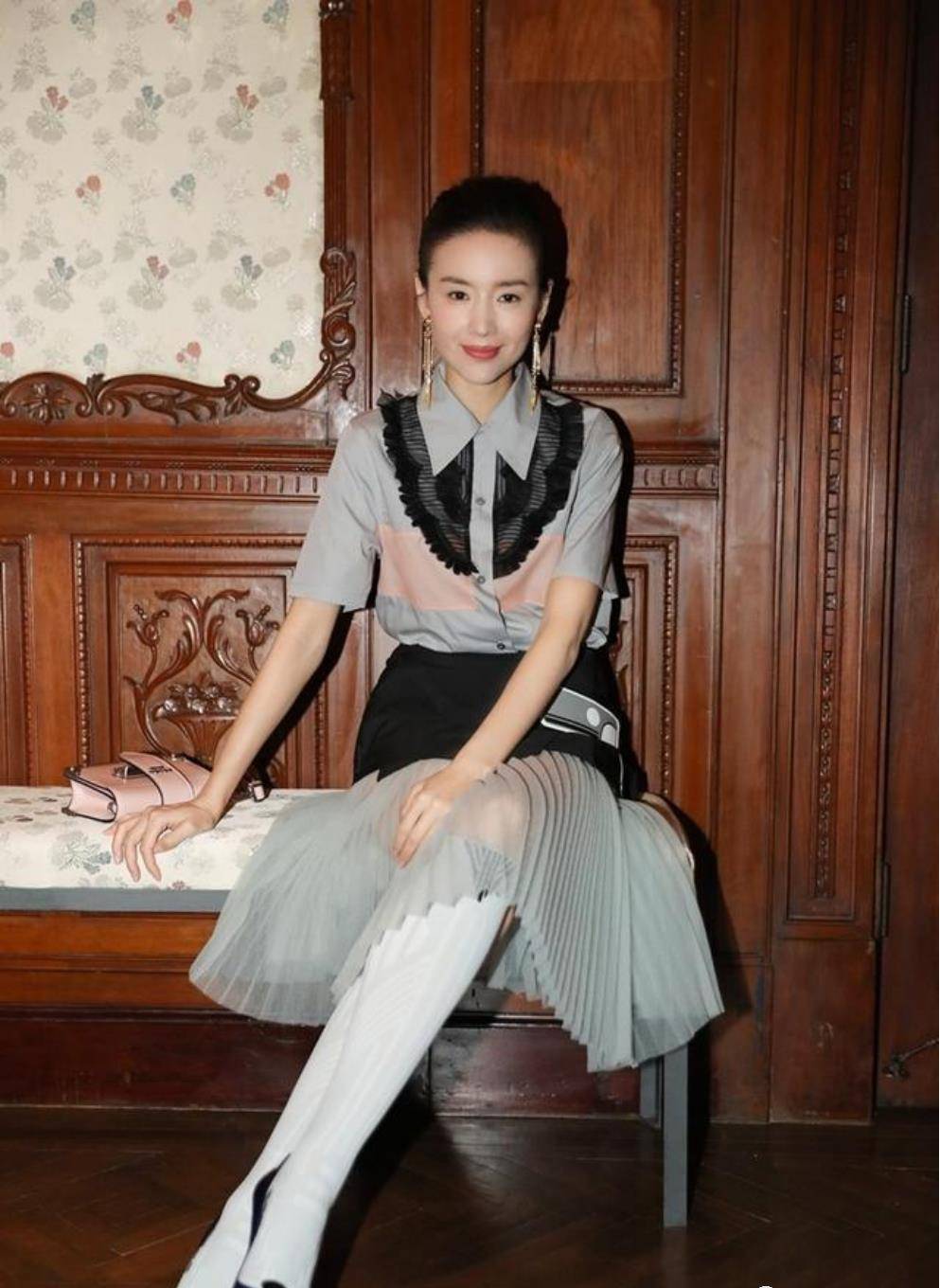 42岁董洁自然老去挺真实,瘦脱相的她穿低调灰,看似简单很上档次_时尚