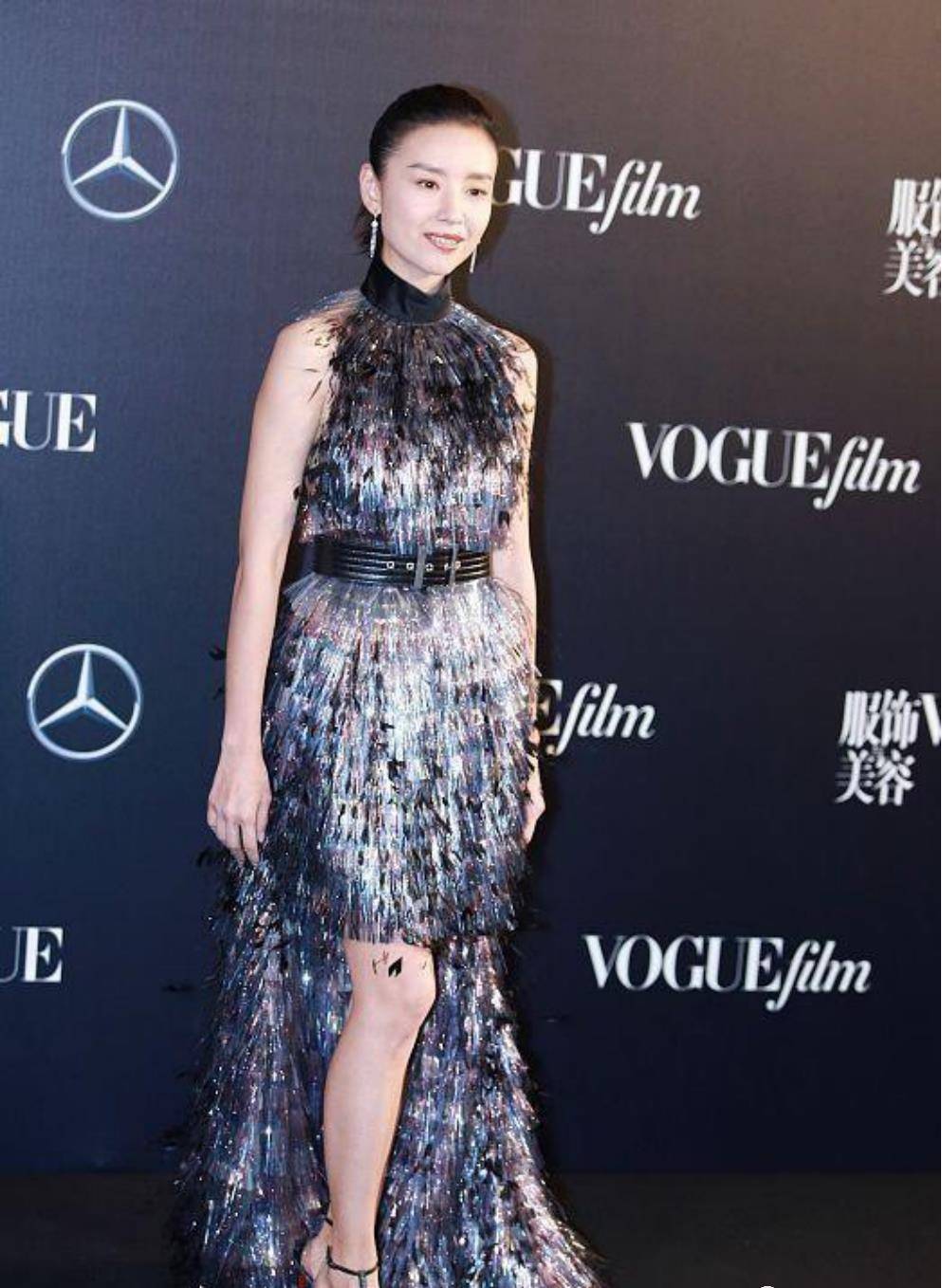 42岁董洁自然老去挺真实,瘦脱相的她穿低调灰,看似简单很上档次_时尚